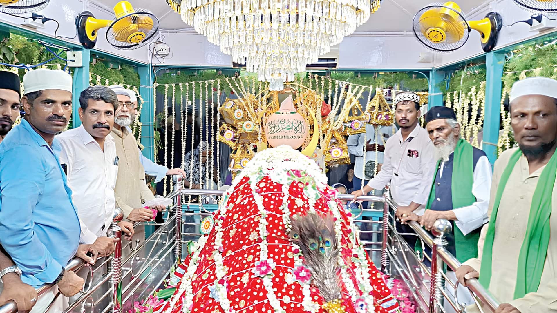 640 ஆண்டுகள் பழமையான தர்கா! காஞ்சிபுரத்தில் விமரிசையாக நடந்த சந்தனக்கூடு உற்சவம்; திரண்ட ஆயிரக்கணக்கான மக்கள்