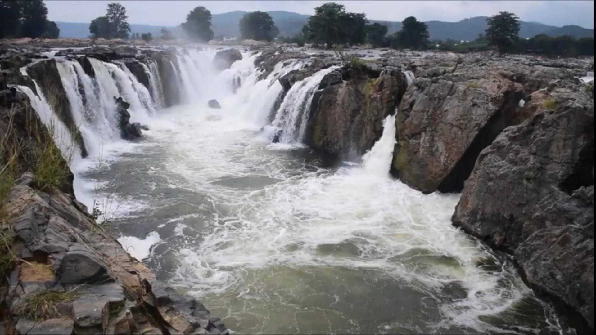 காவிரியில் பெருக்கெடுத்து வரும் நீர்; ஒகேனக்கல்லில் சுற்றுலா பயணிகளுக்கு தடை விதிப்பு