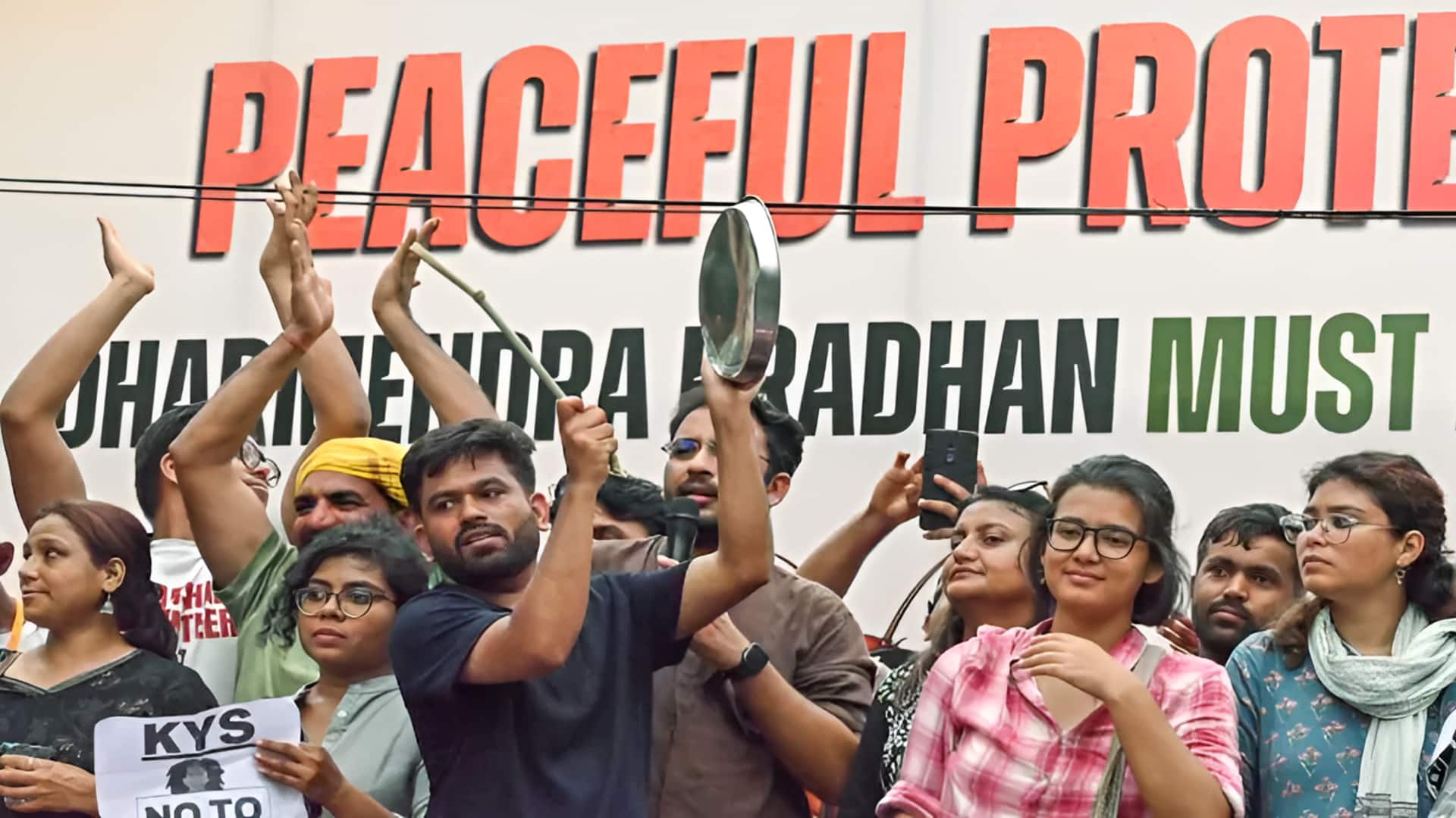 காக்ரோச் ஜனதா கட்சி இளைஞர் பேரணி: மத்திய அரசுக்கு எதிராக செப்டம்பர் 5-இல் மீண்டும் போராட்டம்