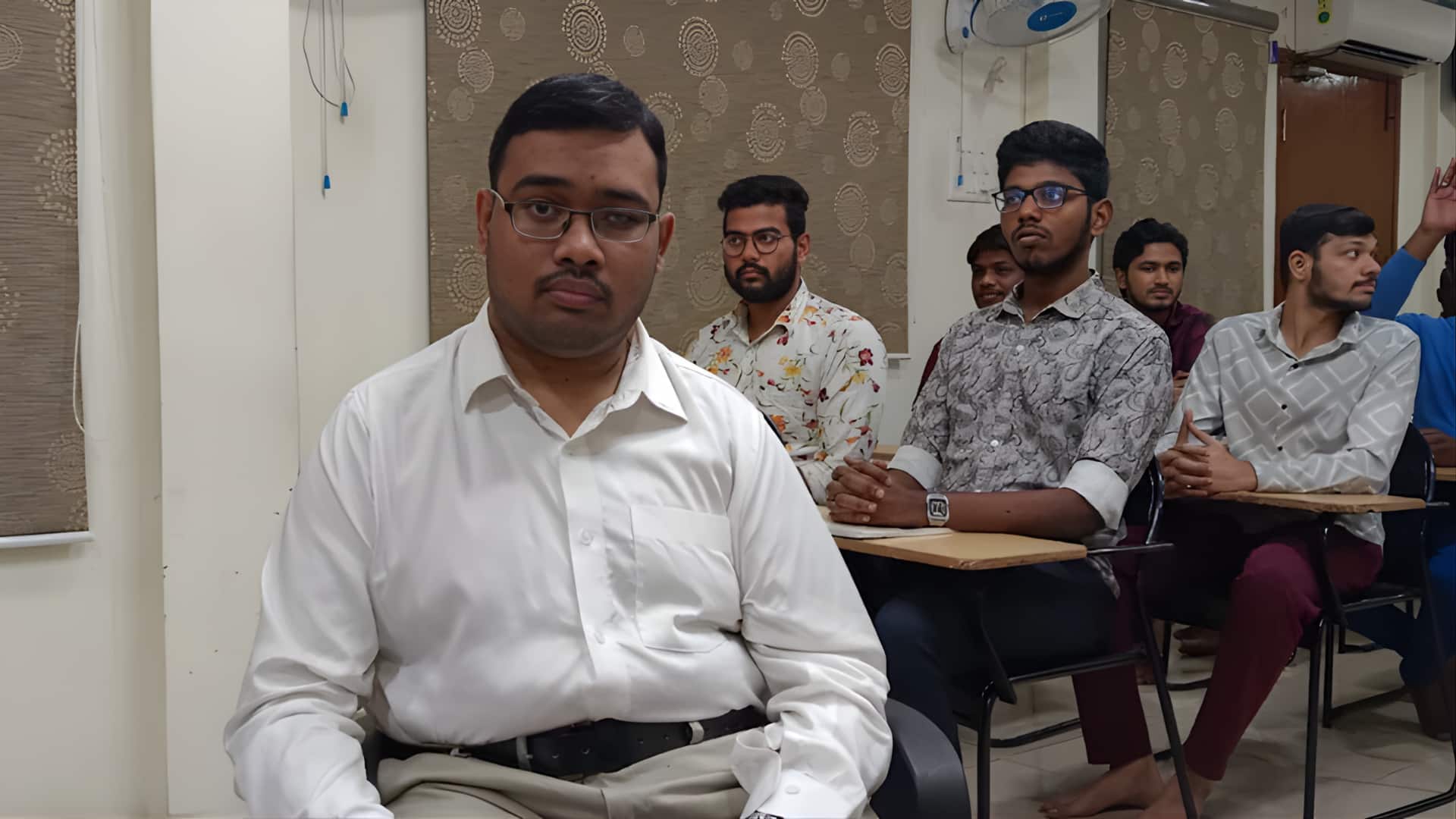 உடல் குறைபாடு ஒரு தடையல்ல! முதல் முயற்சியிலேயே யுபிஎஸ்சி வென்ற கோவை இளைஞர் அப்துல்லா அப்ரித்: வியக்க வைக்கும் பின்னணி