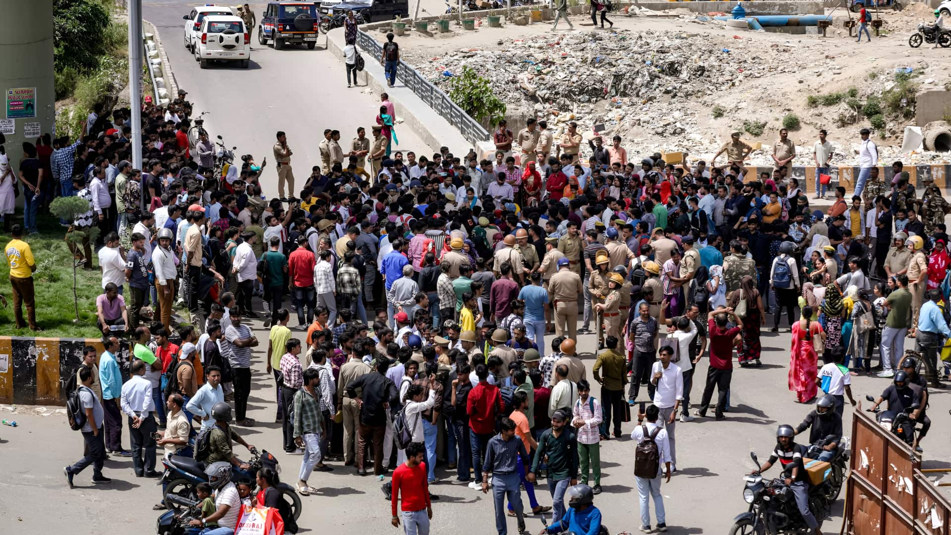 நொய்டாவில் போர்க்களமான சாலைகள்! தொழிலாளர்கள் போராட்டத்தில் வன்முறை