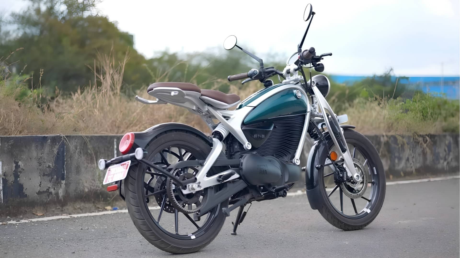 ஒருமுறை சார்ஜ் செய்தால் 154 கிமீ மைலேஜ்! ராயல் என்ஃபீல்டின் முதல் எலக்ட்ரிக் பைக் டெலிவரி தொடங்கியது