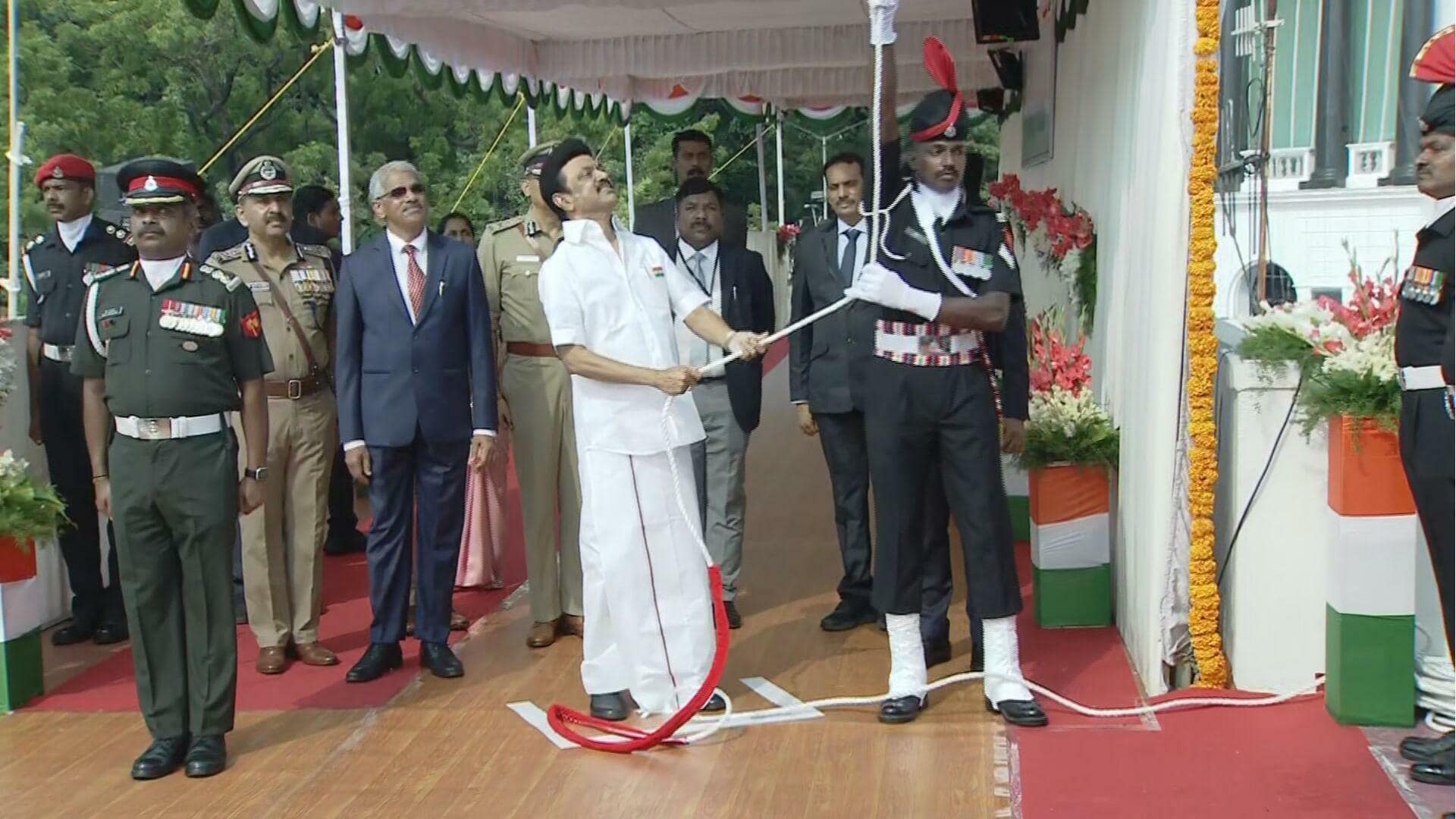 சென்னை தலைமை செயலகத்தில், முதலமைச்சர் ஸ்டாலின் தேசிய கொடியை ஏற்றினார் 