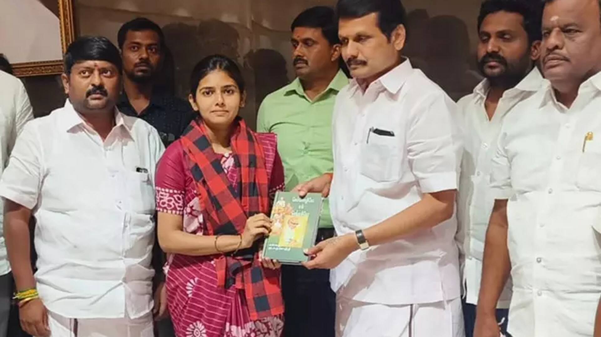 முன்னாள் தவெக உறுப்பினர் கோவை வைஷ்ணவி செந்தில் பாலாஜி முன்னிலையில் திமுகவில் இணைந்தார் முன்னாள் தவெக உறுப்பினர் கோவை வைஷ்ணவி செந்தில் பாலாஜி முன்னிலையில் திமுகவில் இணைந்தார்