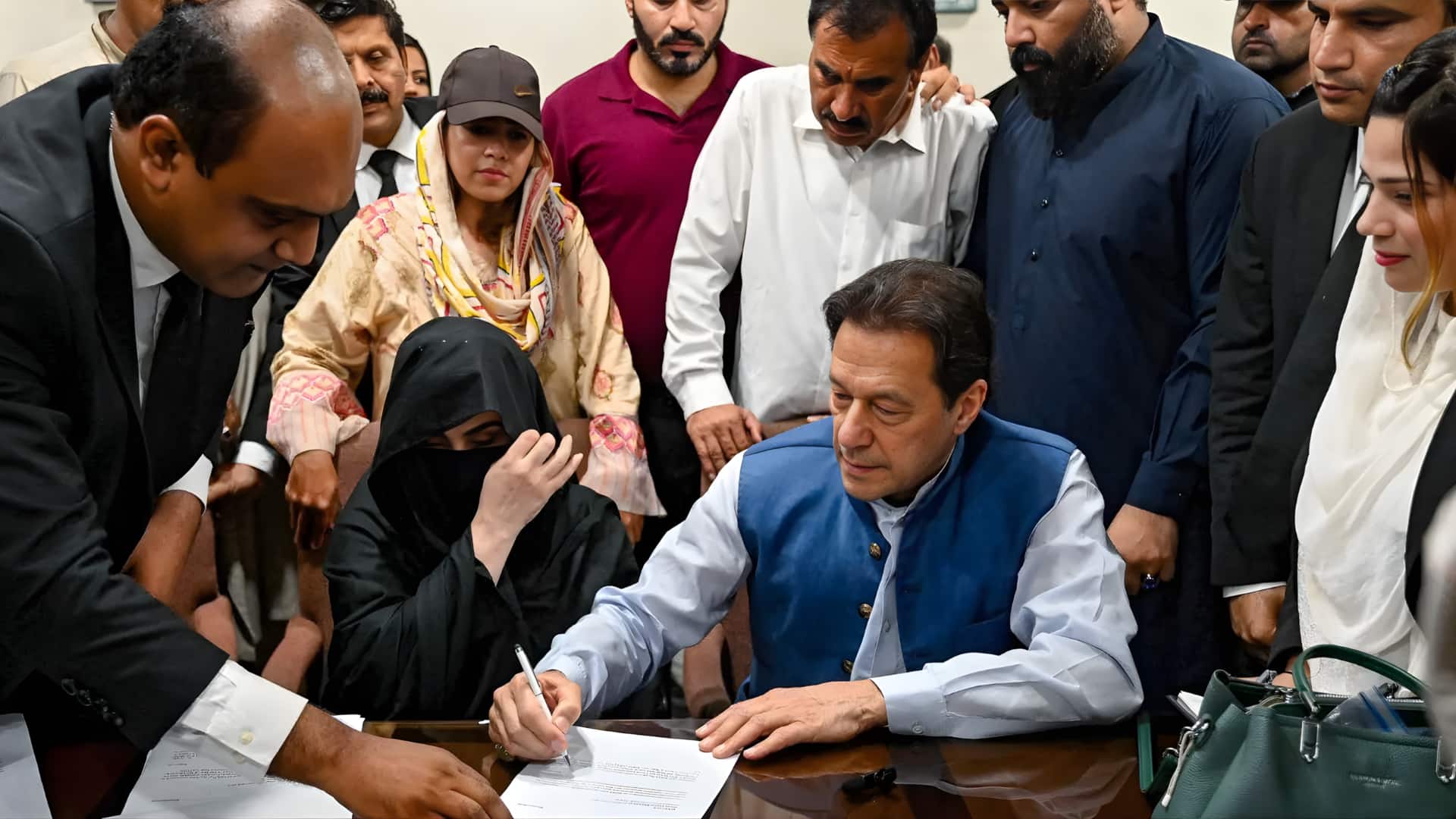 இம்ரான் கானுக்கு மற்றுமொரு அடி: தோஷகானா வழக்கில் 17 ஆண்டுகள் சிறை - பாகிஸ்தானில் பரபரப்பு