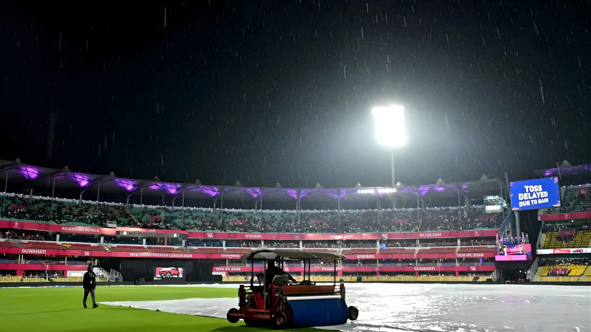 ஐபிஎல் 2026: மழையிலும் மேட்ச் நடத்திக் காட்டிய ஹீரோக்கள்! கவுகாத்தி கிரவுண்ட்ஸ்மேன்களுக்கு ₹25 லட்சம் ரிவார்டு