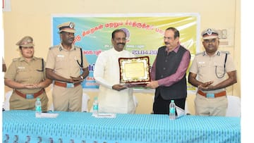 புழல் சிறையில் புத்தக கண்காட்சி - திறந்து வைத்த கவிஞர் வைரமுத்து! 