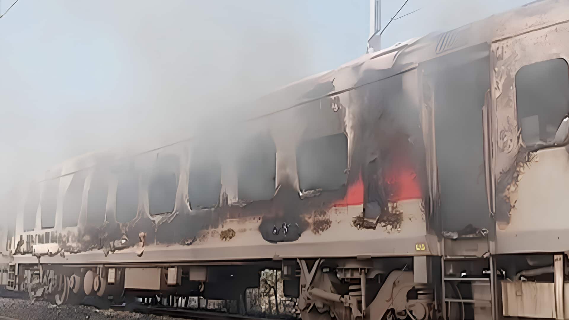 நடுவழியில் கொழுந்துவிட்டு எரிந்த ராஜ்தானி எக்ஸ்பிரஸ் ஏசி கோச்! அதிர்ஷ்டவசமாக உயிர் தப்பிய 68 பயணிகள்
