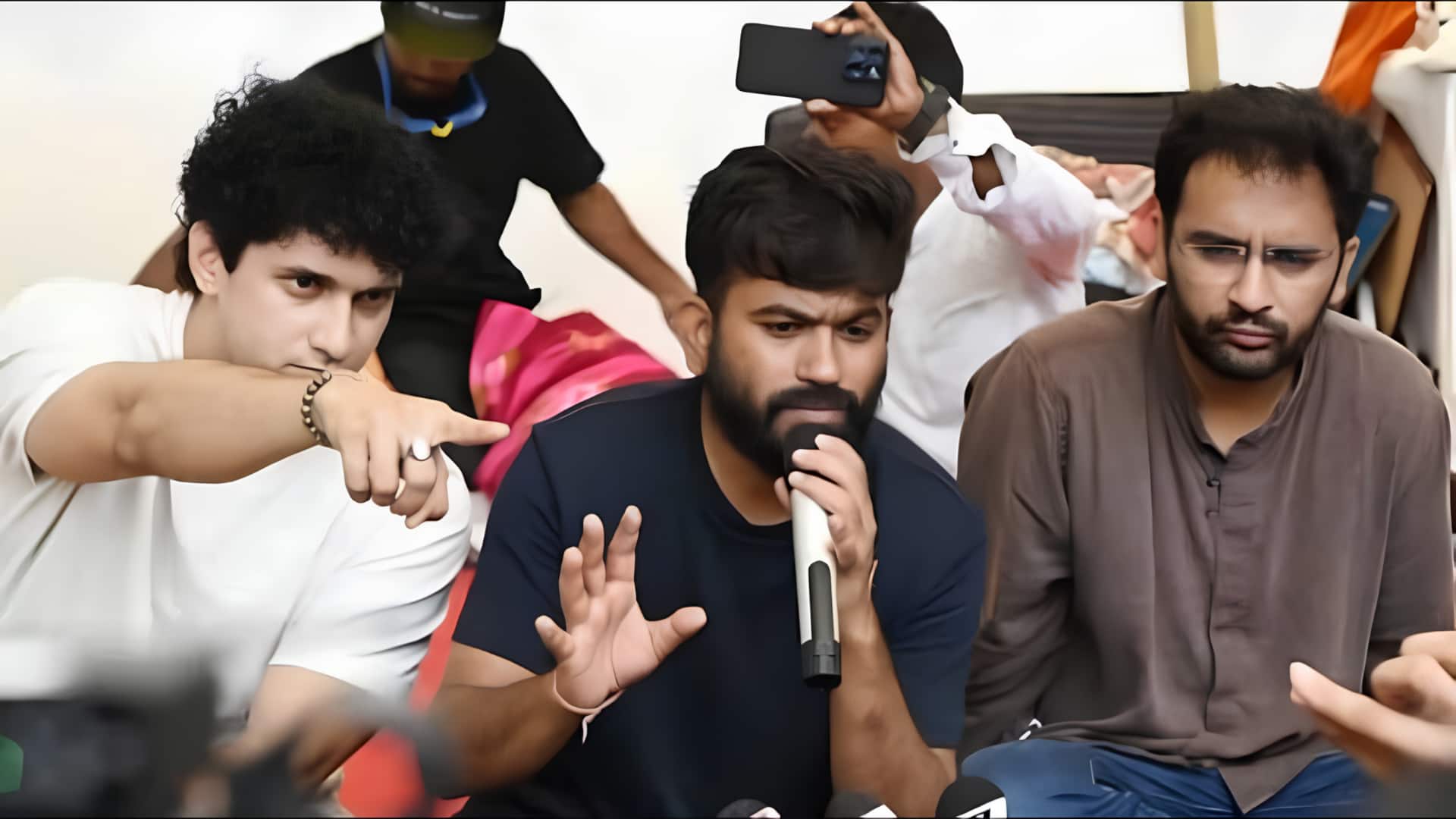 விமானத்திற்குள்ளேயே நுழைந்த டெல்லி போலீஸ்! சிஜேபி தலைவர் அபிஜீத் திப்கே உள்ளிட்டோர் கைது; தடுப்புக் காவலில் 1500 பேர்
