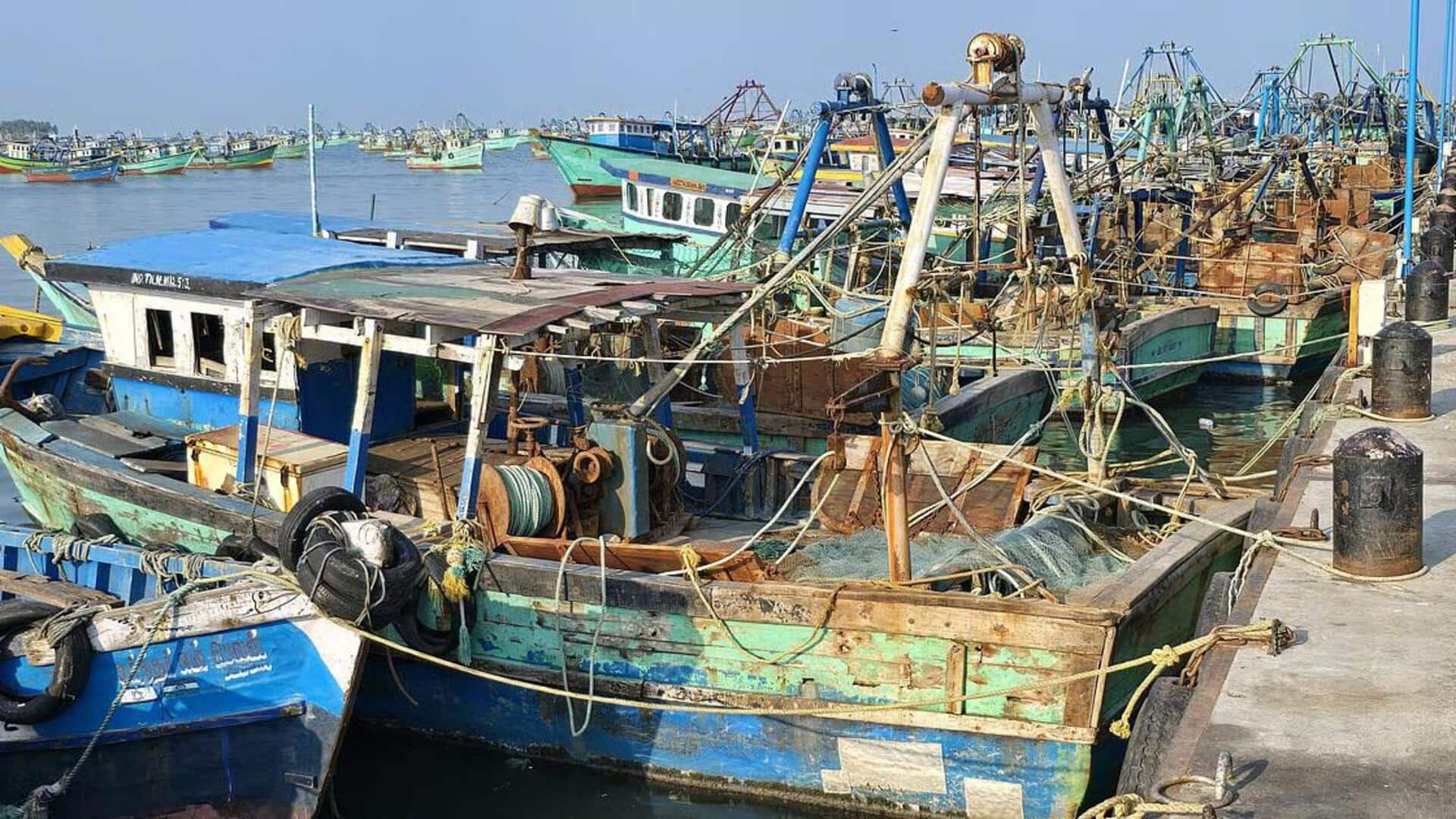 மீன்பிடி தடைக்காலம் முடிந்தும் கடலுக்குள் செல்ல முடியாமல் தவிக்கும் மீனவர்கள்; அதிகாரிகள் தடை விதிப்பின் பின்னணி மீன்பிடி தடைக்காலம் முடிந்தும் கடலுக்குள் செல்ல முடியாமல் தவிக்கும் மீனவர்கள்; அதிகாரிகள் தடை விதிப்பின் பின்னணி