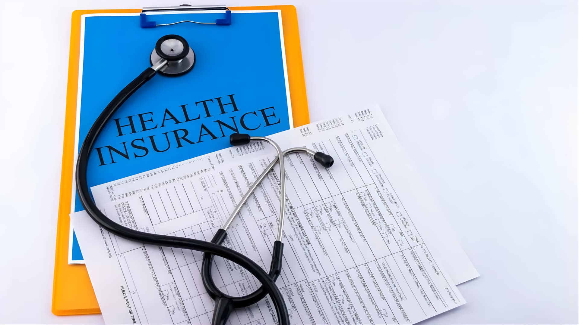 இன்சூரன்ஸ் க்ளைம் நிராகரிப்பு செல்லாது! மருத்துவமனை விதிமீறலுக்குப் பாலிசிதாரர் பொறுப்பல்ல; நுகர்வோர் நீதிமன்றம் அதிரடித் தீர்ப்பு