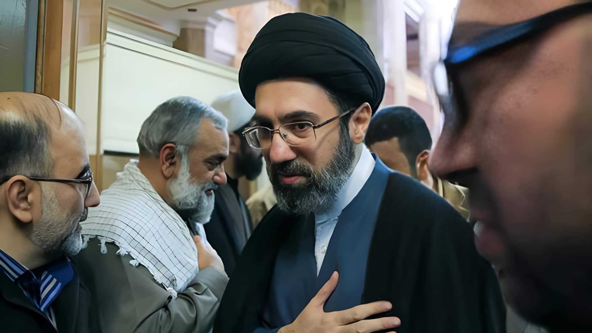 ஹார்முஸ் நீரிணையில் ஈரான் அதிரடி மாற்றம்: உலக நாடுகளுக்கு மோஜ்தபா கமேனி விடுத்த எச்சரிக்கை