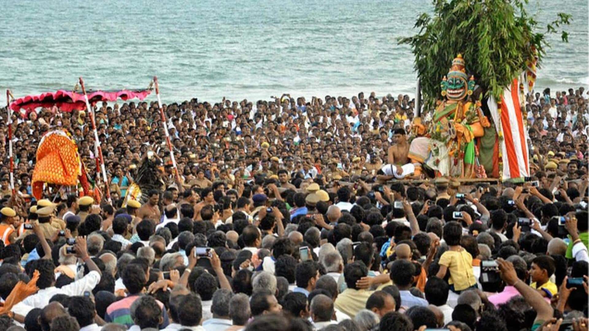 திருச்செந்தூரில் இன்று மாலை சூரசம்ஹாரம்: கந்தசஷ்டி விழாவில் லட்சக்கணக்கான பக்தர்கள் குவிந்தனர் திருச்செந்தூரில் இன்று மாலை சூரசம்ஹாரம்: கந்தசஷ்டி விழாவில் லட்சக்கணக்கான பக்தர்கள் குவிந்தனர்