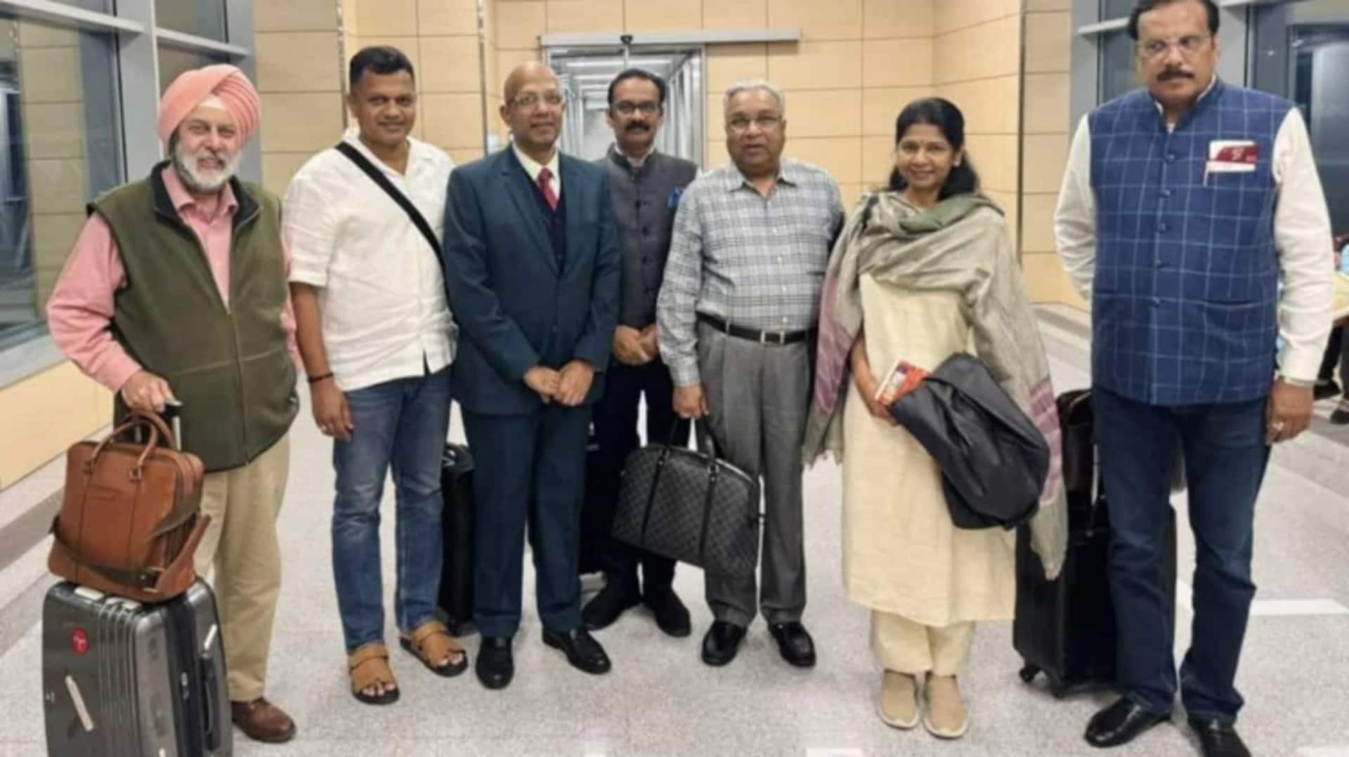 உக்ரைன் ட்ரோன் தாக்குதலால் கனிமொழி தலைமையிலான குழு பயணித்த விமானத்தை மாஸ்கோவில் தரையிறக்க முடியாமல் அவதி உக்ரைன் ட்ரோன் தாக்குதலால் கனிமொழி தலைமையிலான குழு பயணித்த விமானத்தை மாஸ்கோவில் தரையிறக்க முடியாமல் அவதி