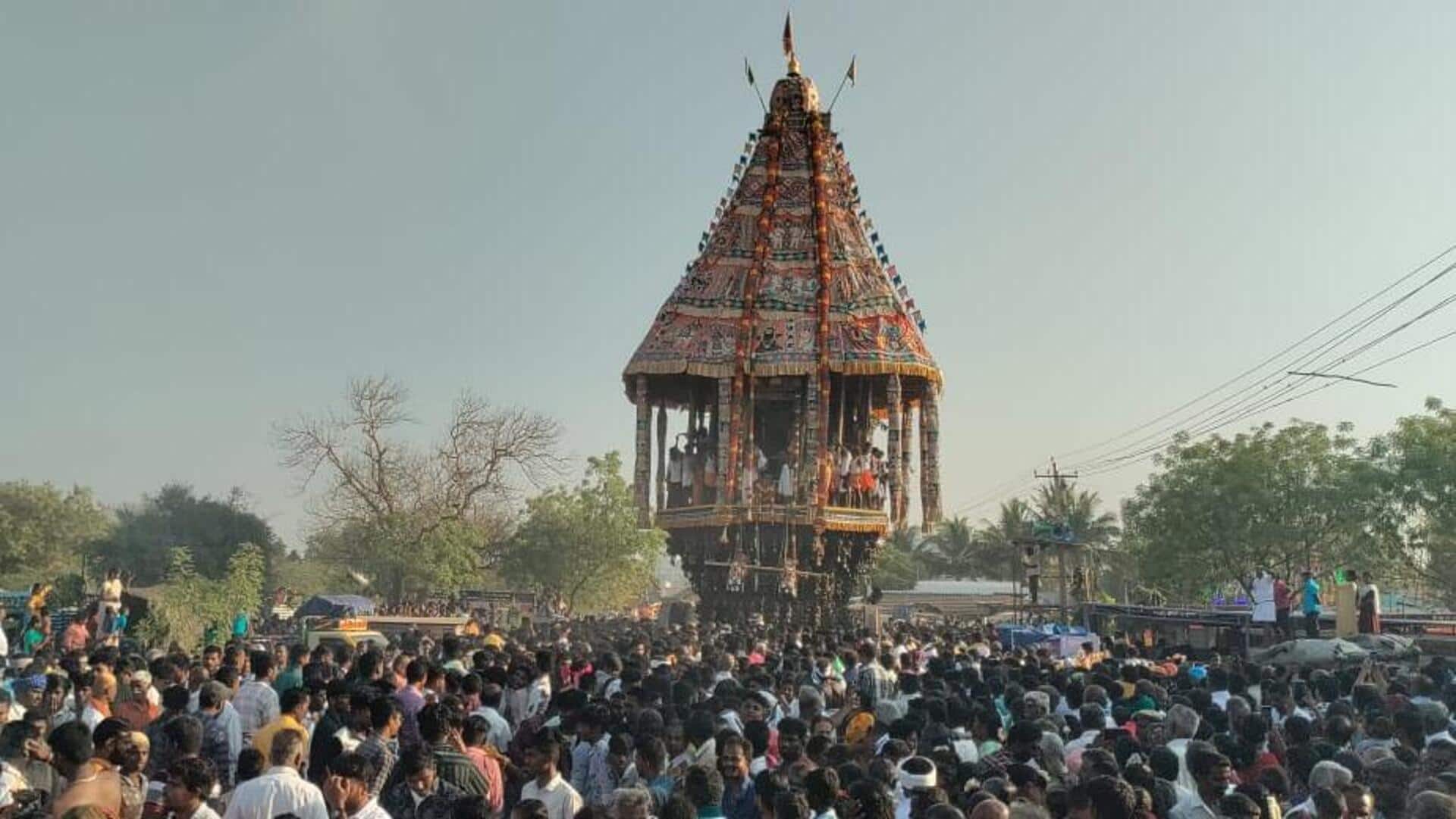 மதுரையில் மீனாட்சி-சுந்தரேஸ்வரர் தேரோட்ட திருவிழா கோலாகலமாக தொடங்கியது மதுரையில் மீனாட்சி-சுந்தரேஸ்வரர் தேரோட்ட திருவிழா கோலாகலமாக தொடங்கியது