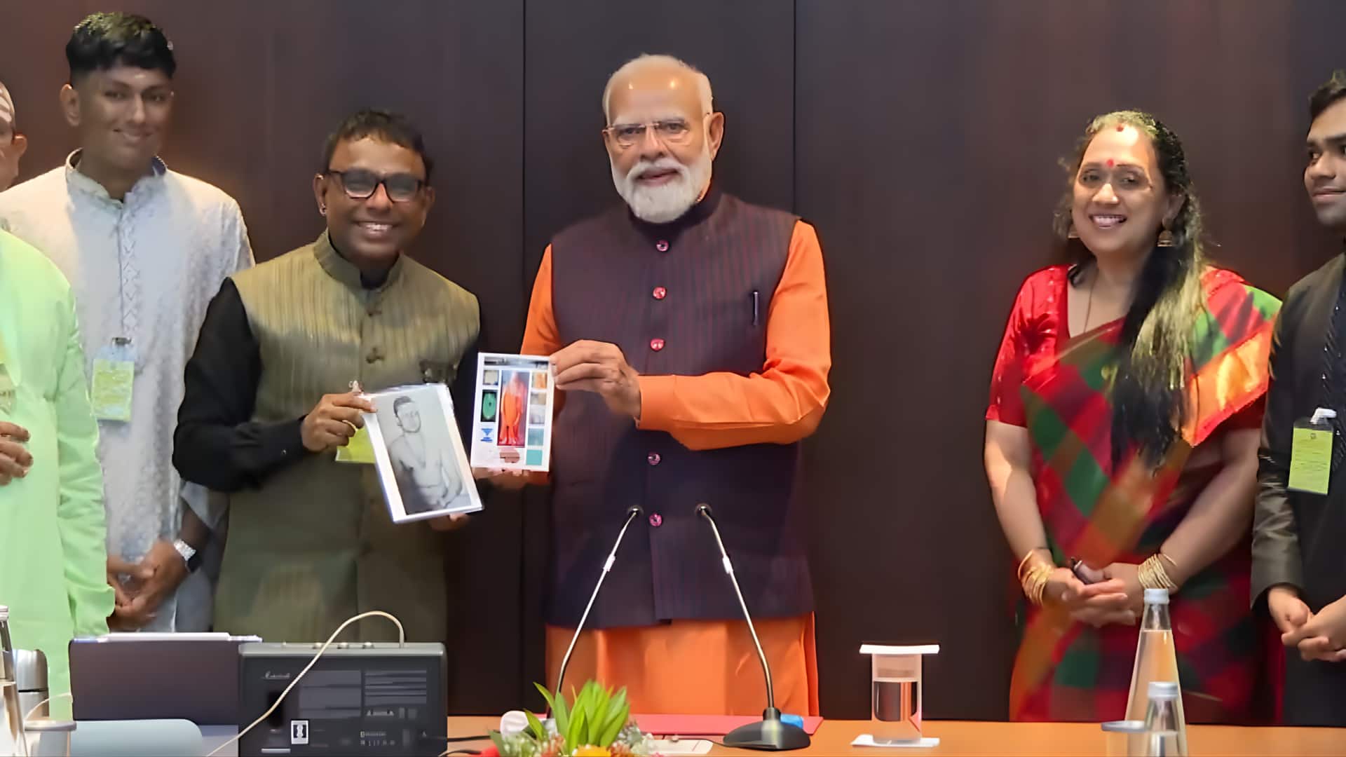 'கமகா பாக்ஸ்' ரகசியம் என்ன? தேர்தல் பரபரப்புக்கு இடையே சென்னையில் இசையமைப்பாளர் ரமேஷ் விநாயகத்துடன் பிரதமர் மோடி சந்திப்பு