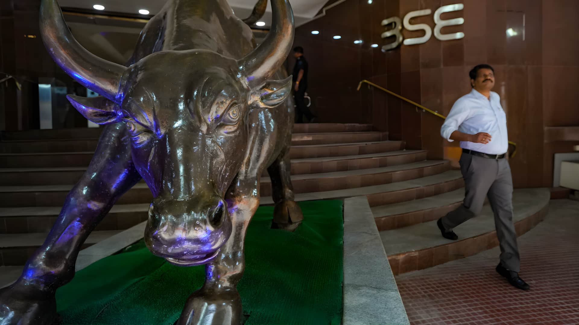 பங்குச்சந்தை மீண்டது! ஈரானின் அமைதிப் பேச்சுவார்த்தை மற்றும் சன் பார்மாவின் மெகா கையகப்படுத்தலால் சென்செக்ஸ், நிஃப்டி ஏற்றம்