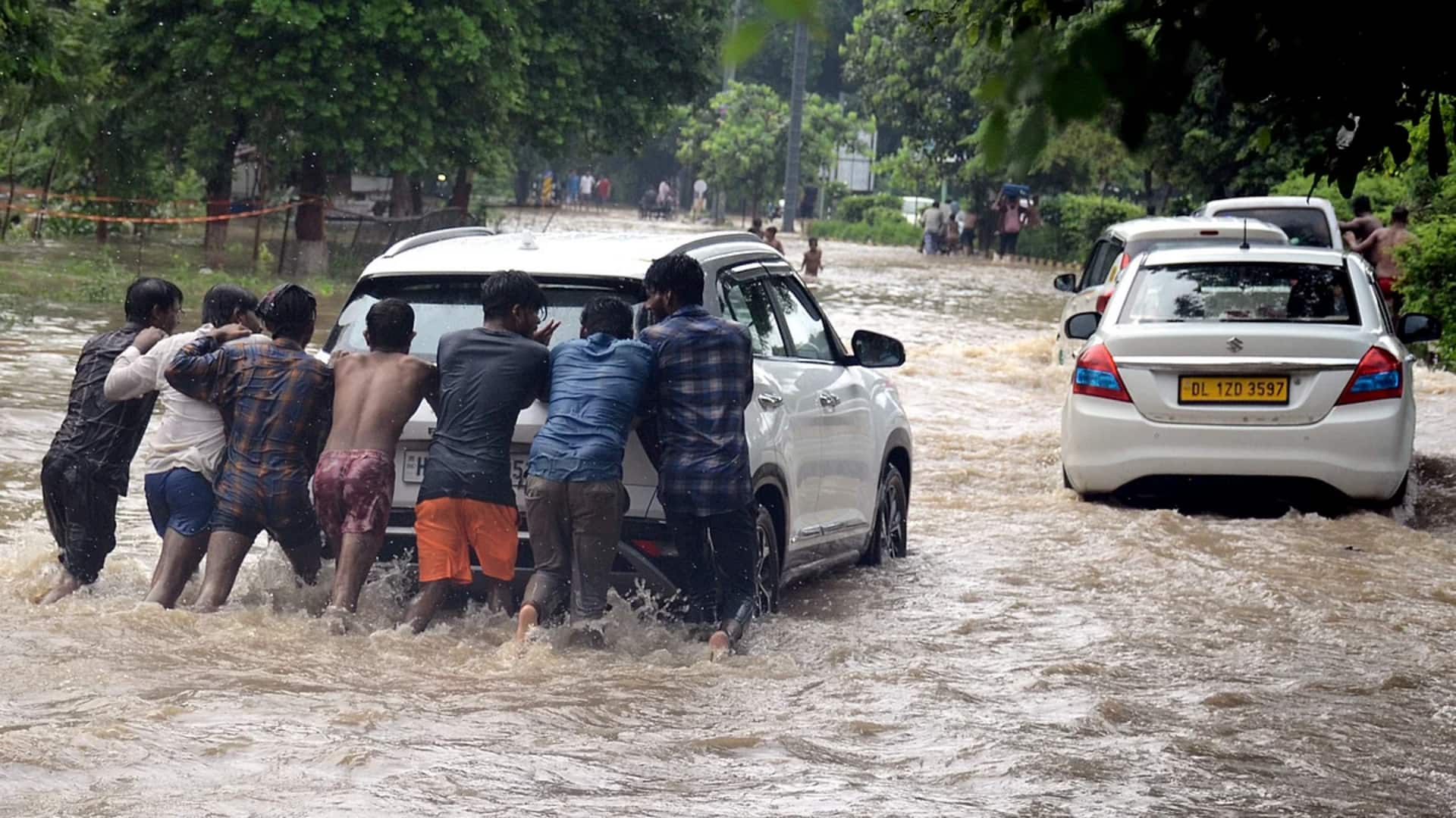 மழைக்காலங்களில் கார்களை பாதுகாப்பாக பராமரிப்பது எப்படி? நாம் தெரிந்துகொள்ள வேண்டியவை