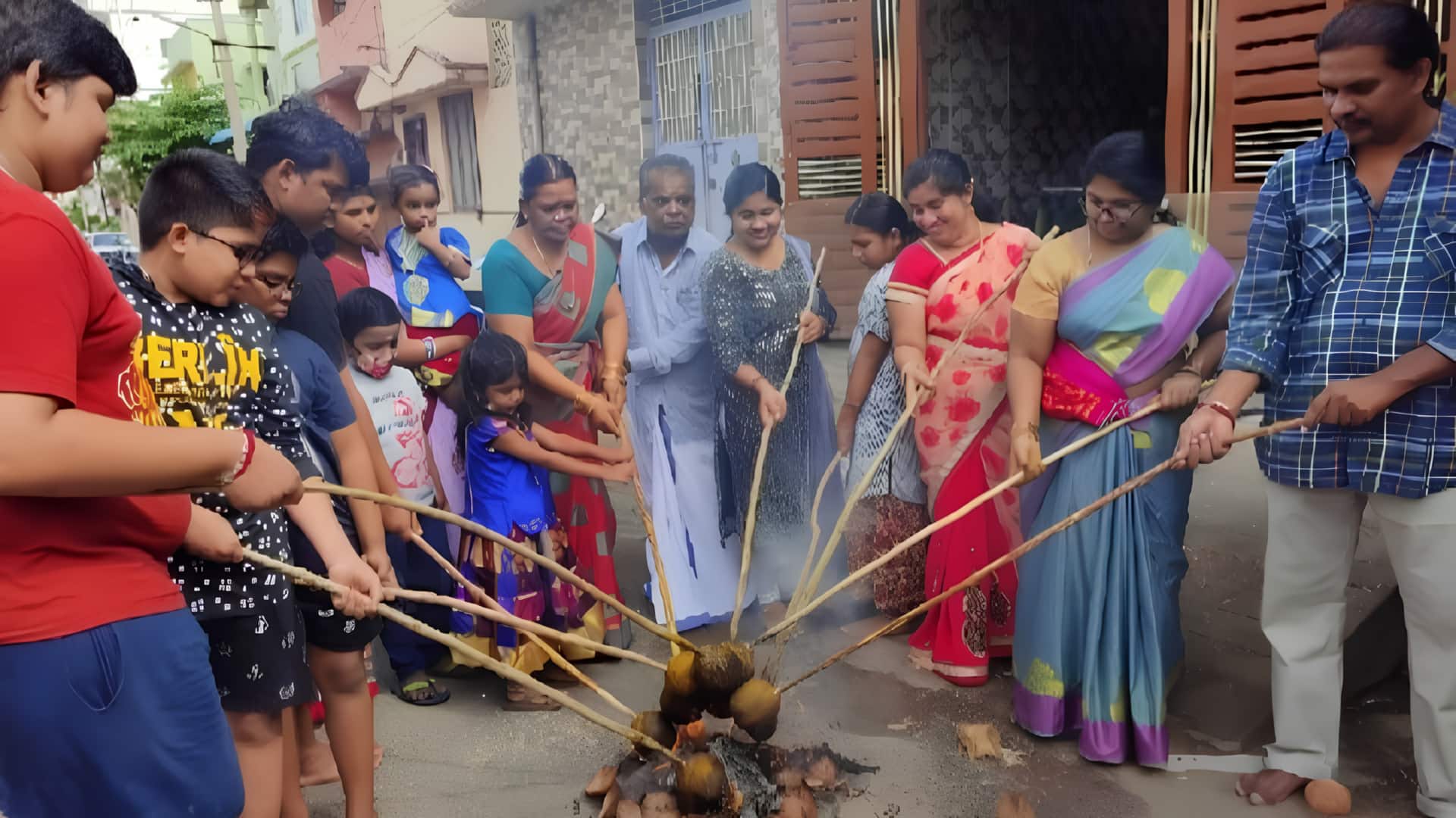 ஆடி முதல் நாளில் ஏன் தேங்காய் சுடுகிறார்கள்? கொங்கு மண்ணின் பாரம்பரிய தேங்காய் சுடும் நோம்பிக்கு இப்படியொரு பின்னணியா!