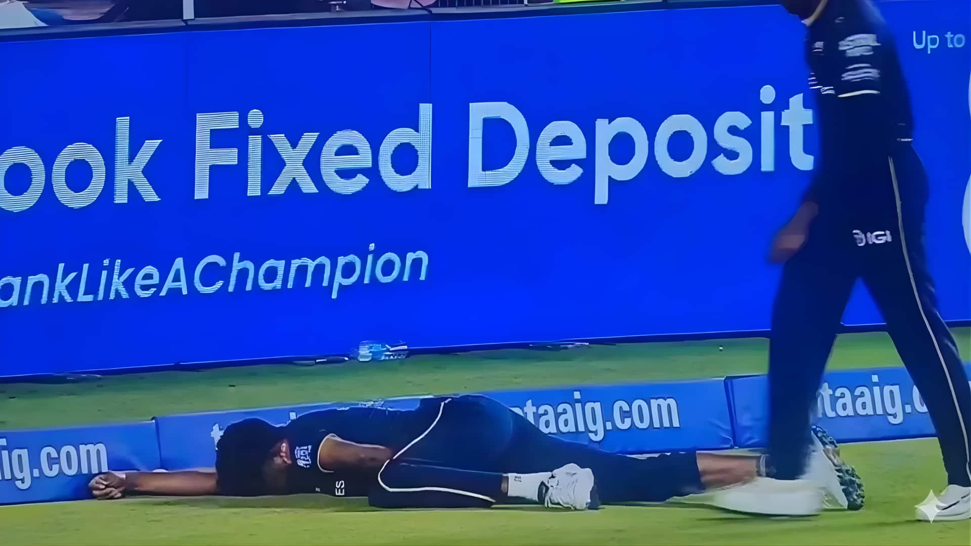 சிராஜுக்கு என்னாச்சு? பவுண்டரியைத் தடுக்கப் போய் பலத்த காயம்.. வலியால் துடித்த வீடியோ வெளியாகி ரசிகர்கள் ஷாக்