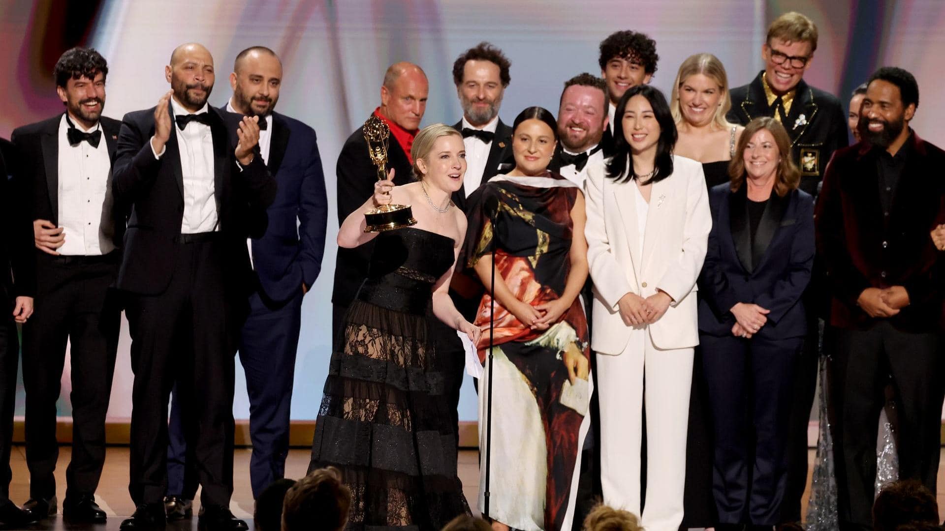 Emmy விருதுகள் 2026: 14 விருதுகளைக் குவித்து வரலாற்றுச் சாதனை படைத்த 'Widow's Bay' தொடர்