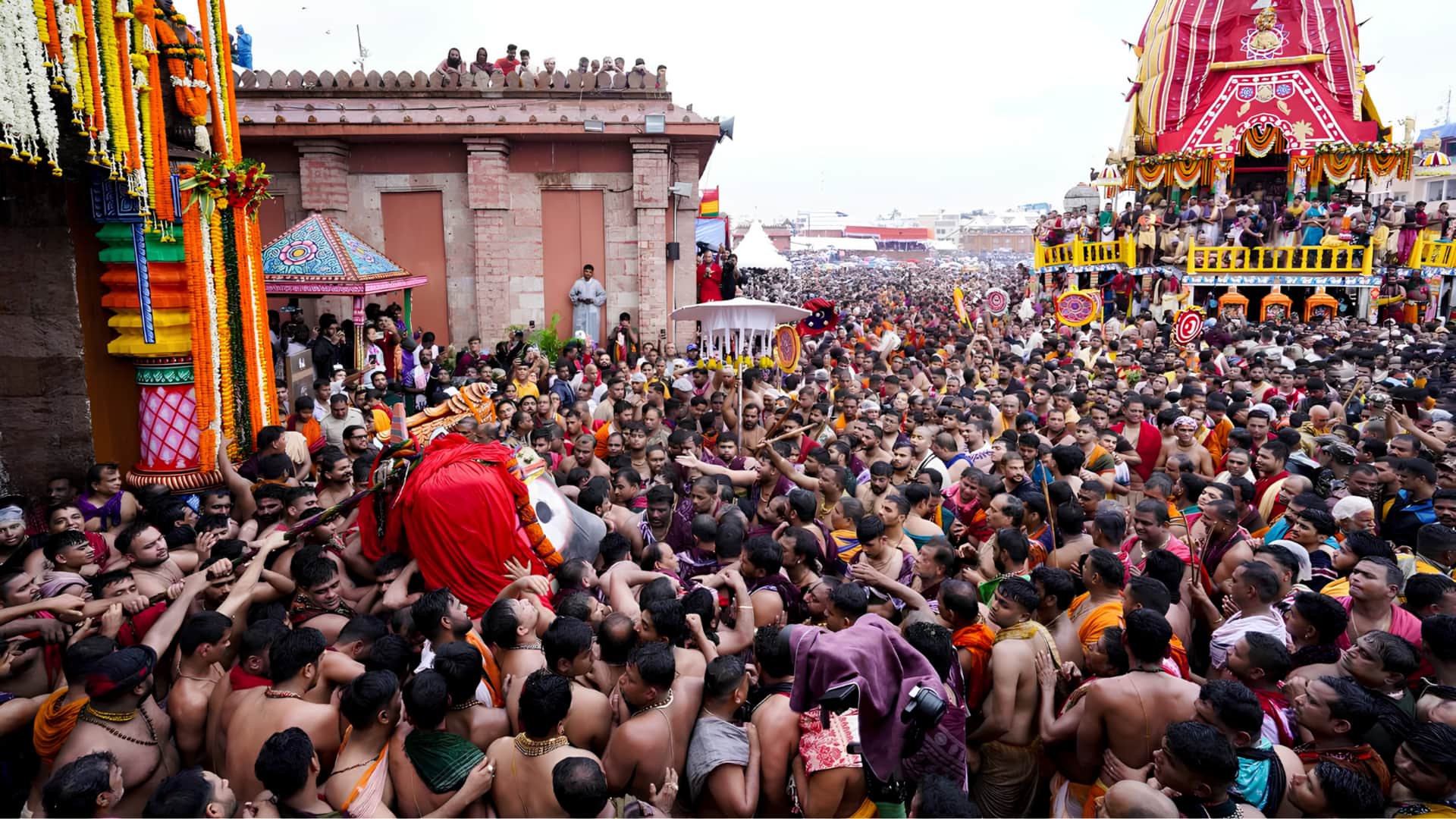 பூரி ஜெகநாதர் ரத யாத்திரையில் நெரிசல்! 200க்கும் மேற்பட்டோர் மருத்துவமனையில் அனுமதி! ஒருவர் பலி?