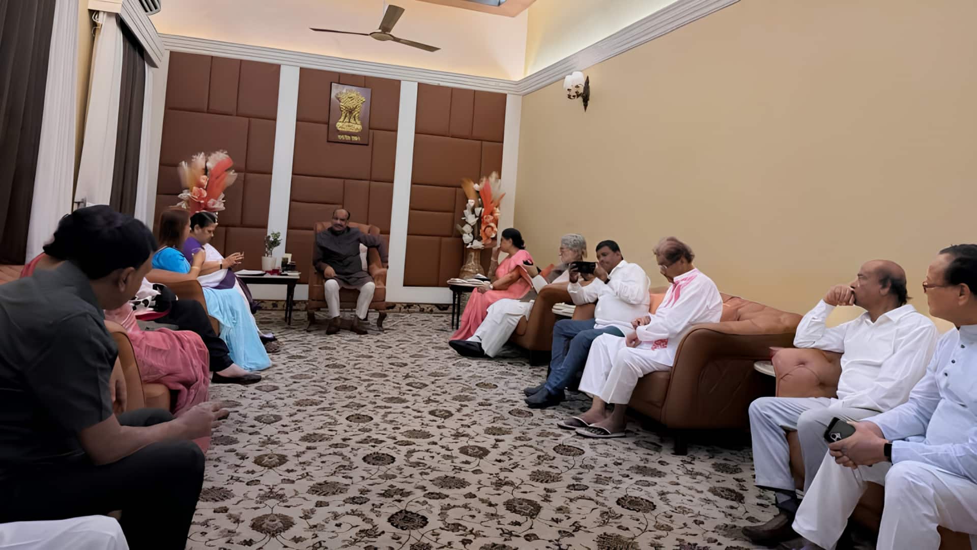 திரிணாமுல் காங்கிரஸின் 20 அதிருப்தி எம்பிக்கள் புதிய கட்சியில் இணைப்பு! என்டிஏ கூட்டணிக்கு ஆதரவு