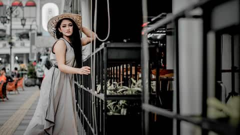 கோடை வெயிலை சமாளிக்க பெண்களுக்குத் தேவையான 5 ஸ்லீவ்லெஸ் சம்மர் டிரெஸ்கள்