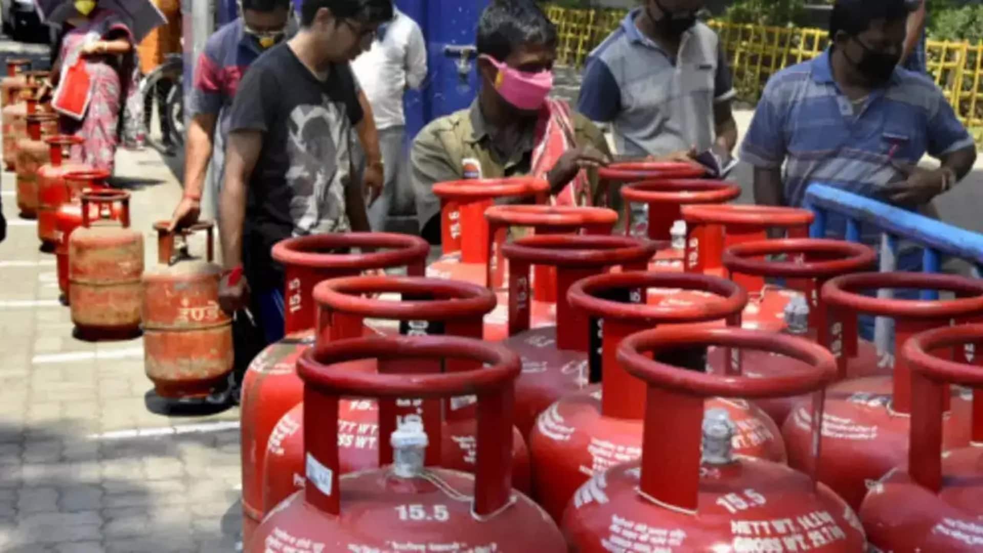 வணிக எல்பிஜி சிலிண்டர் விலை ரூ.24 குறைப்பு; பொதுத்துறை எண்ணெய் நிறுவனங்கள் அறிவிப்பு வணிக எல்பிஜி சிலிண்டர் விலை ரூ.24 குறைப்பு; பொதுத்துறை எண்ணெய் நிறுவனங்கள் அறிவிப்பு