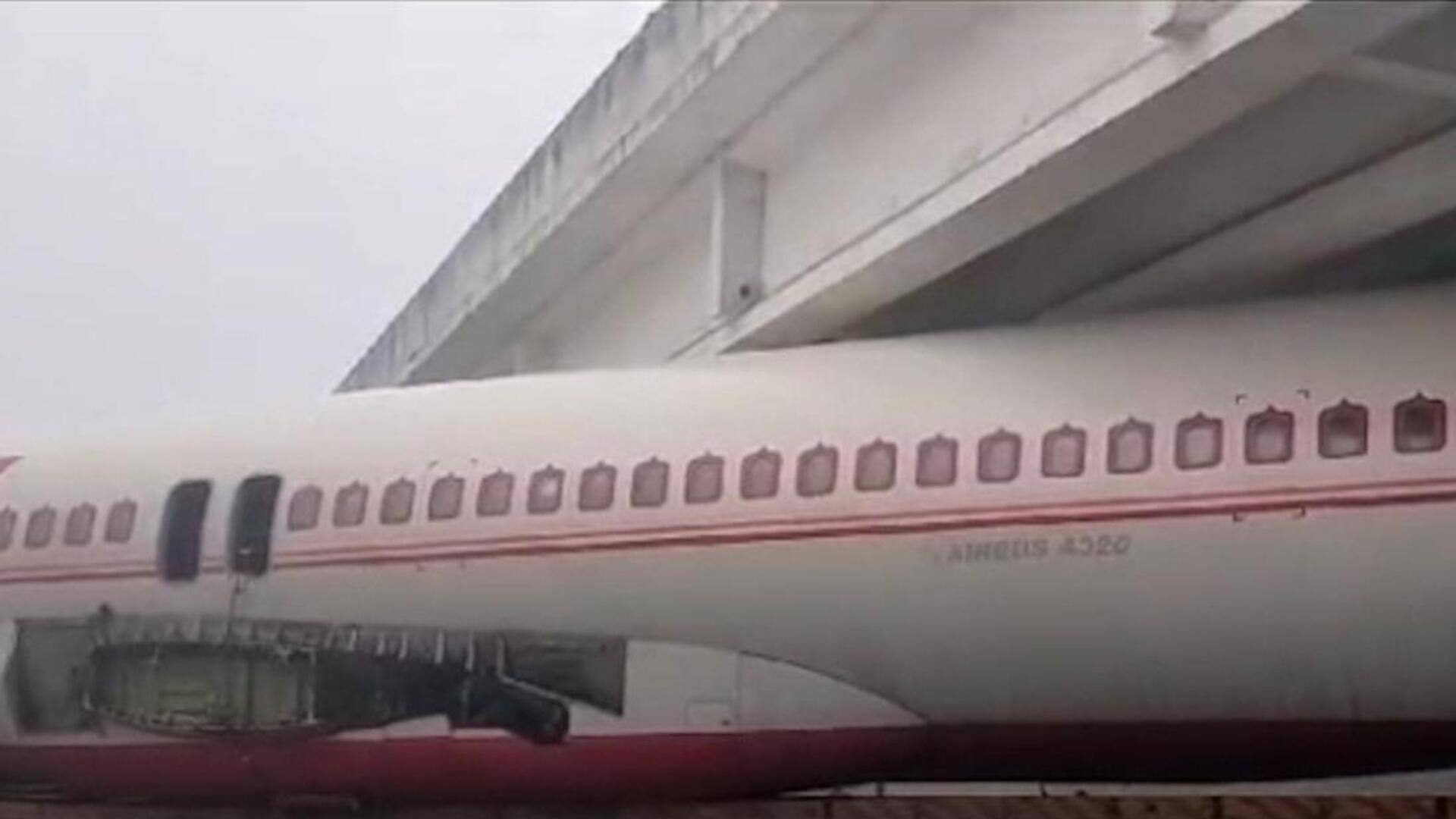 பீகார்: மேம்பாலத்தின் கீழ் சிக்கிய விமானத்தால் பெரும் போக்குவரத்து நெரிசல்