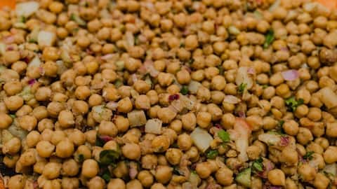 5 நிமிட கொண்டைக்கடலை சலாட் காலை உணவு ராப்: சட்டுனு செய்யலாம், சத்தும் நிறைந்தது!