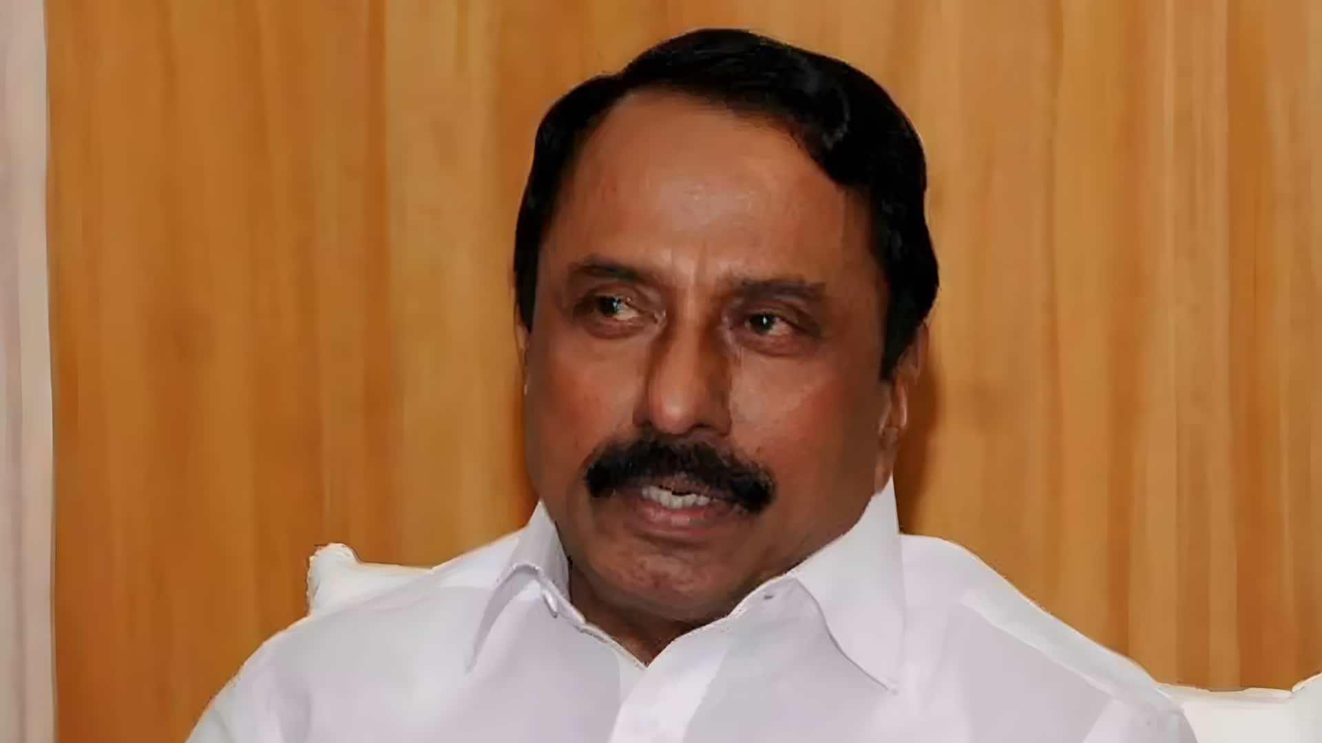 அதிமுகவில் இருந்து மேலும் 15 பேர் வெளியேறத் தயார்: எடப்பாடி பழனிசாமிக்கு அதிர்ச்சி அளிக்கும் வகையில் அமைச்சர் செங்கோட்டையன் பேட்டி