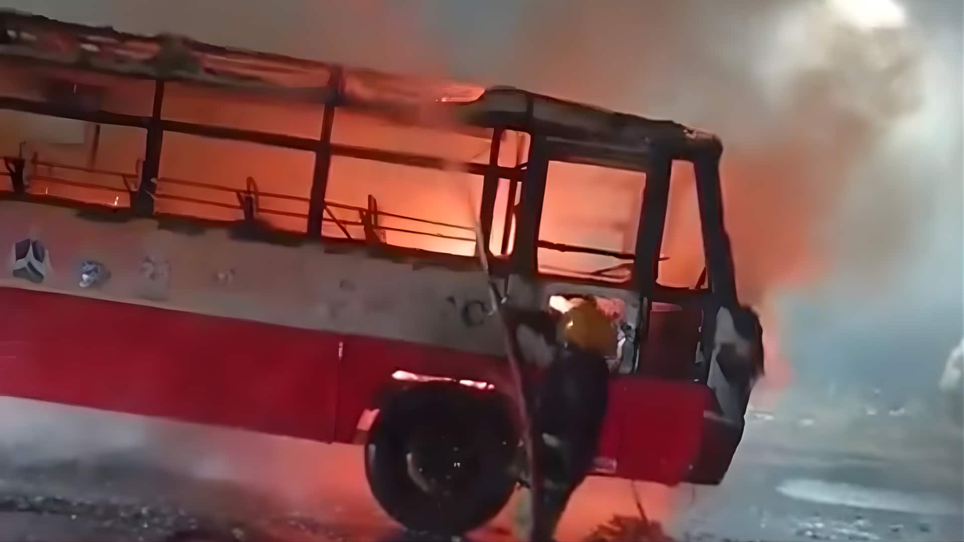 நள்ளிரவில் பயங்கரம்! பெங்களூரில் ஓடும் பேருந்தில் திடீர் தீ; ஓட்டுநரின் சாதுர்யத்தால் பயணிகள் அனைவரும் பத்திரமாக மீட்பு