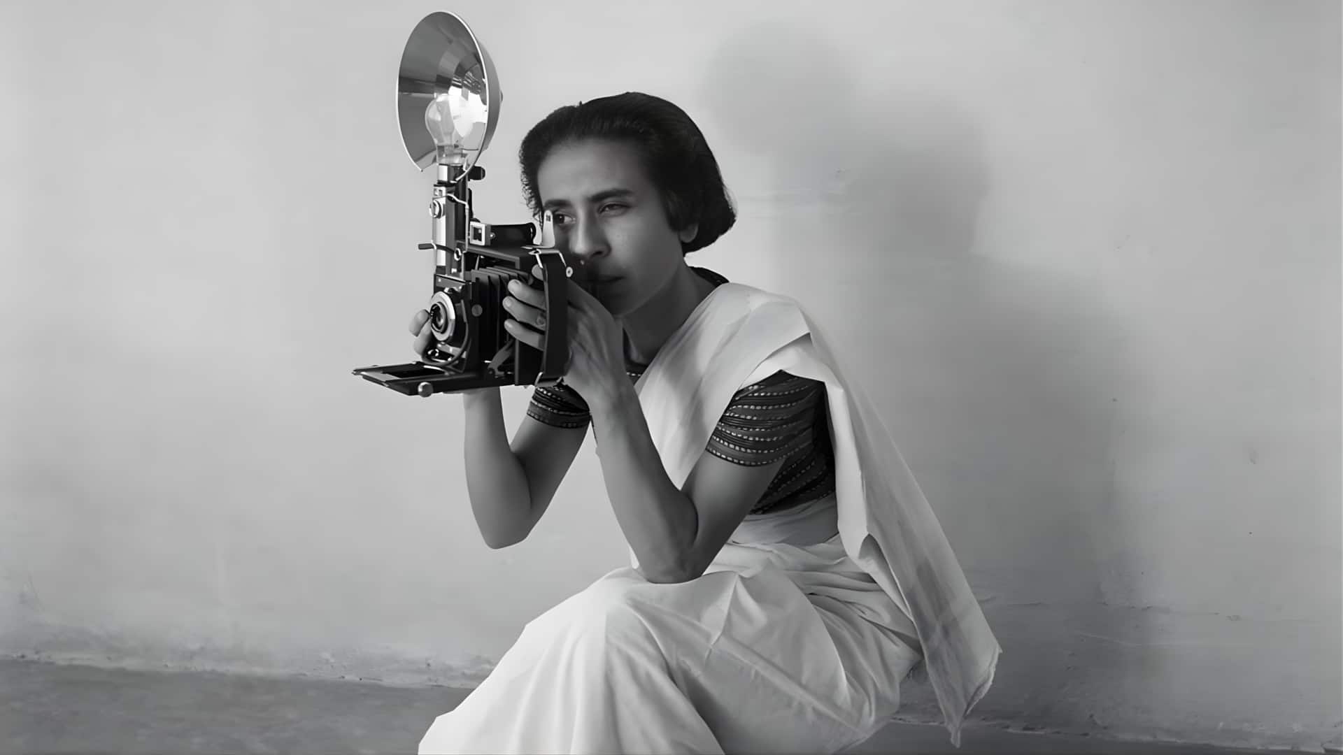 சைக்கிளில் ஒரு சரித்திரம்! 9 கிலோ கேமராவைச் சுமந்துகொண்டு நேருவையும் காந்தியையும் படம்பிடித்த இந்தியாவின் முதல் பெண் புகைப்படக் கலைஞர்