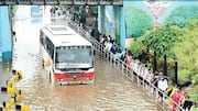 Vijayawada: భారీ వర్షంతో విజయవాడ అతలాకుతలం.. స్తంభించిన రాకపోకలు