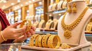 Gold Prices Today: పండుగల వేళ బంగారం కొనేవారికి ఊరట.. ఒక్కసారిగా ధరలు డౌన్.. నేటి ధరలు ఇవే..