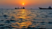US Navy: రాత్రివేళల్లో అమెరికా నేవీ సీల్స్‌ ఆపరేషన్‌.. హర్మూజ్‌లో సీమైన్ల క్లియరెన్స్