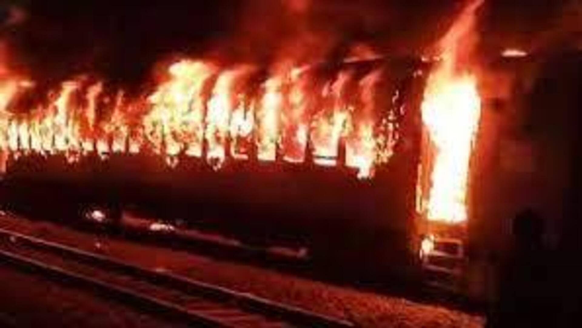 Train Accident: న్యూఢిల్లీ-దర్భంగా సూపర్‌ఫాస్ట్ ఎక్స్‌ప్రెస్‌లో మంటలు.. పరుగులు తీసిన ప్రయాణికులు 