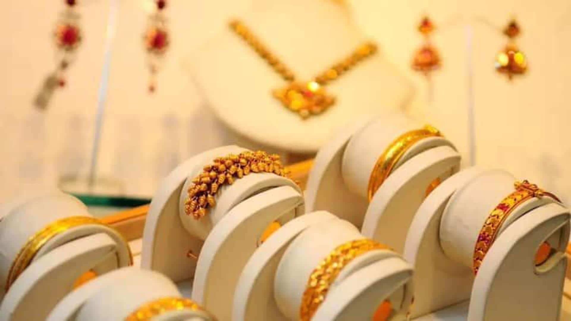 Gold rate: హోలీ వేళ పసిడి ప్రియులకు షాక్.. రూ. 1,200 పెరిగిన తులం గోల్డ్ ధర Gold rate: హోలీ వేళ పసిడి ప్రియులకు షాక్.. రూ. 1,200 పెరిగిన తులం గోల్డ్ ధర