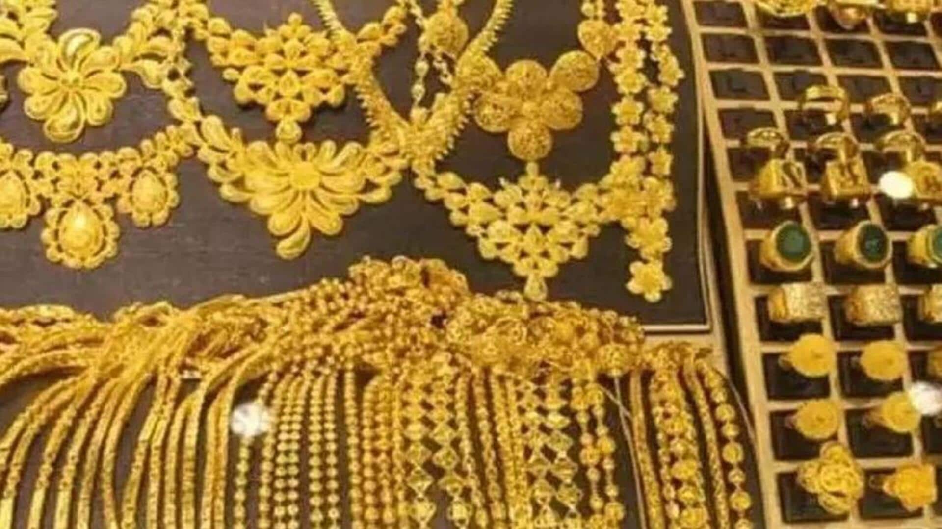 Gold Rates: తులం బంగారం ధర రూ. లక్ష దాటింది.. శ్రావణ మాసంలో మహిళలకు బ్యాడ్ న్యూస్! Gold Rates: తులం బంగారం ధర రూ. లక్ష దాటింది.. శ్రావణ మాసంలో మహిళలకు బ్యాడ్ న్యూస్!