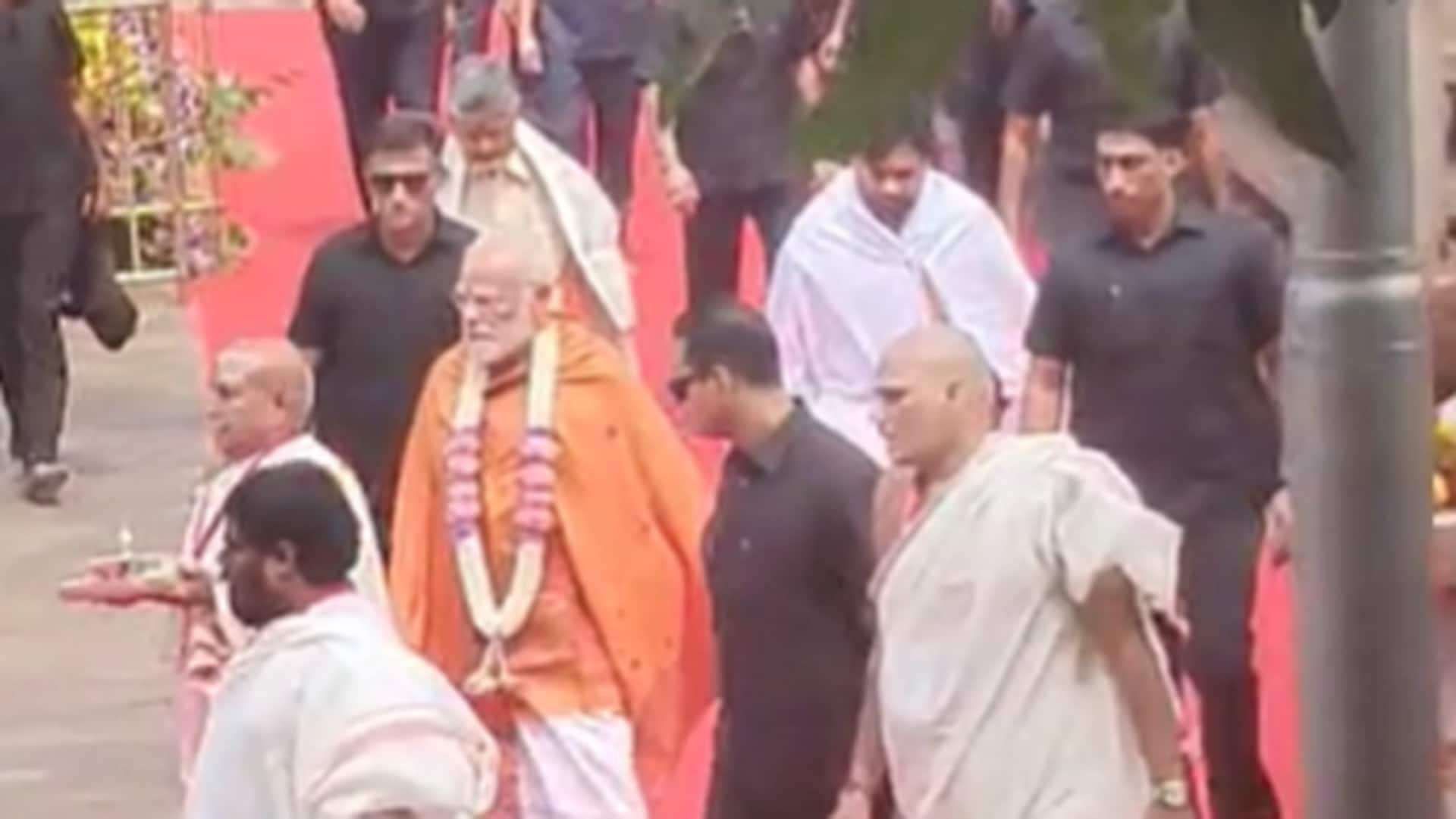 PM Modi: శ్రీశైల మల్లన్నను దర్శించుకున్న ప్రధాని మోదీ.. మల్లికార్జునస్వామికి పంచామృతాలలో రుద్రాభిషేకం PM Modi: శ్రీశైల మల్లన్నను దర్శించుకున్న ప్రధాని మోదీ.. మల్లికార్జునస్వామికి పంచామృతాలలో రుద్రాభిషేకం