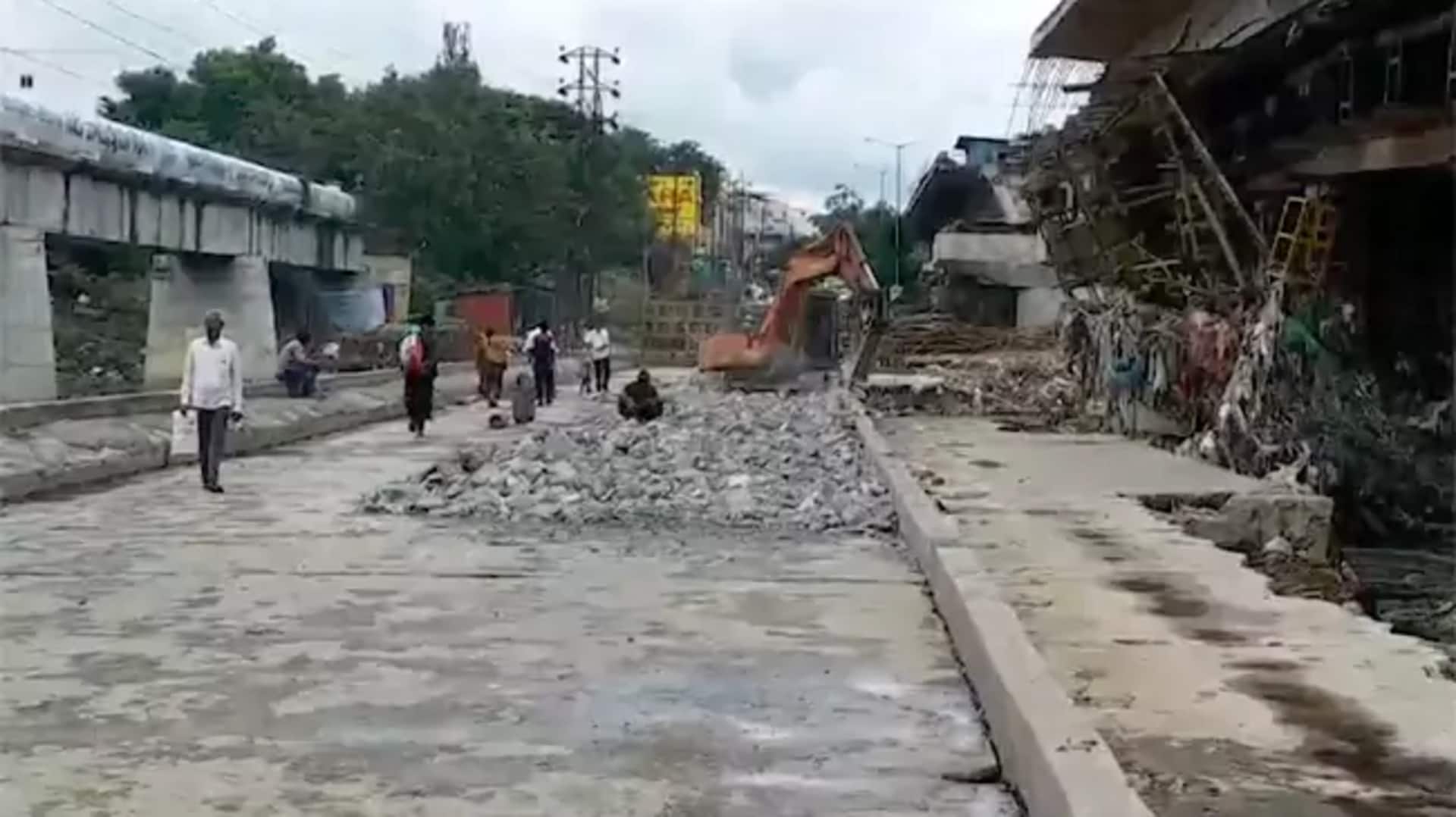 Hyderabad: మూసారాంబాగ్ వద్ద మూసీపై పాత వంతెన కూల్చివేత.. కొత్త వంతెన నిర్మాణానికి ప్రతిపాదనలు సిద్ధం Hyderabad: మూసారాంబాగ్ వద్ద మూసీపై పాత వంతెన కూల్చివేత.. కొత్త వంతెన నిర్మాణానికి ప్రతిపాదనలు సిద్ధం