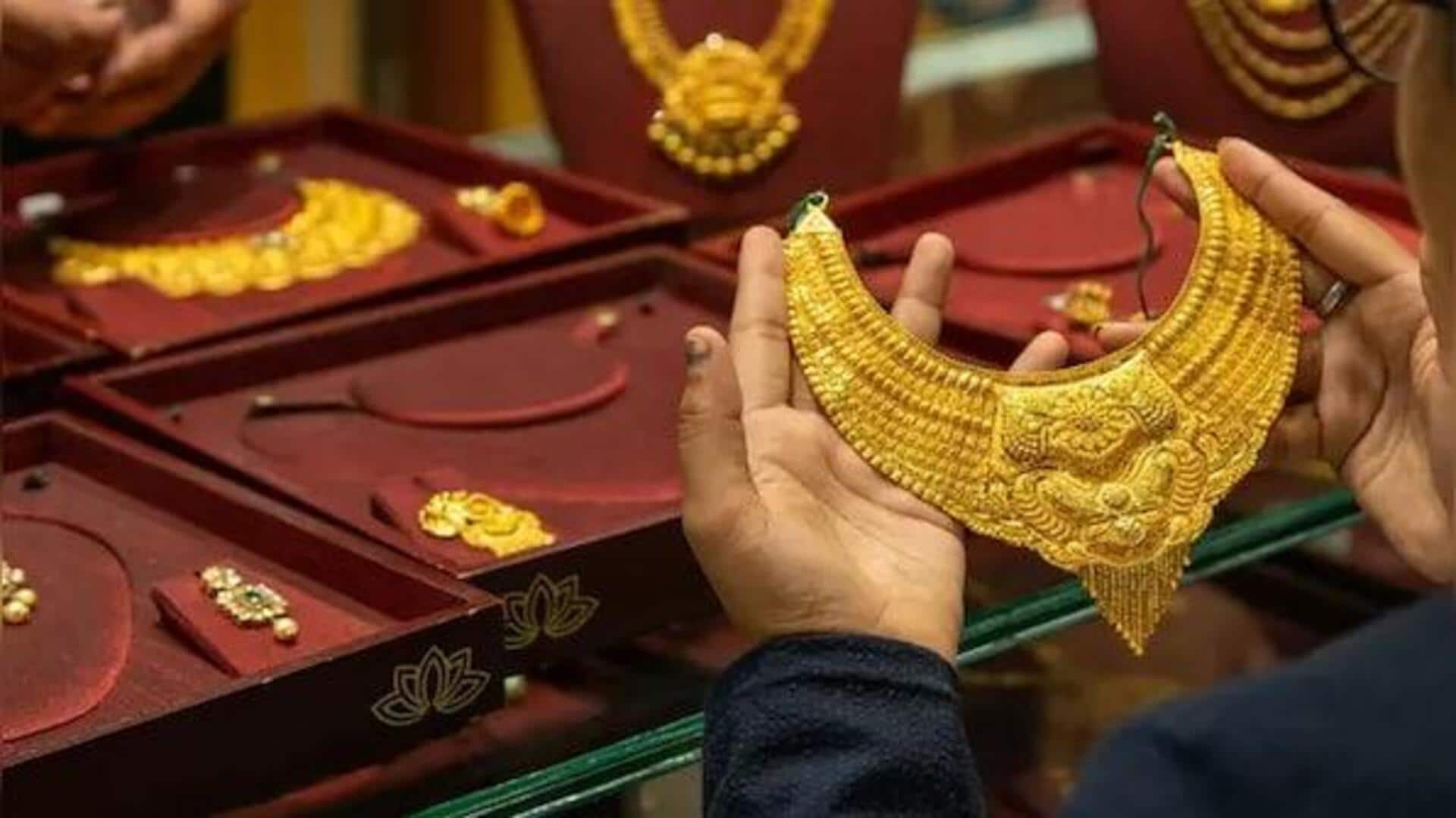 Gold Rate: గోల్డ్ లవర్స్కు గుడ్ న్యూస్.. ఈరోజు భారీగా తగ్గిన పసిడి ధరలు Gold Rate: గోల్డ్ లవర్స్కు గుడ్ న్యూస్.. ఈరోజు భారీగా తగ్గిన పసిడి ధరలు