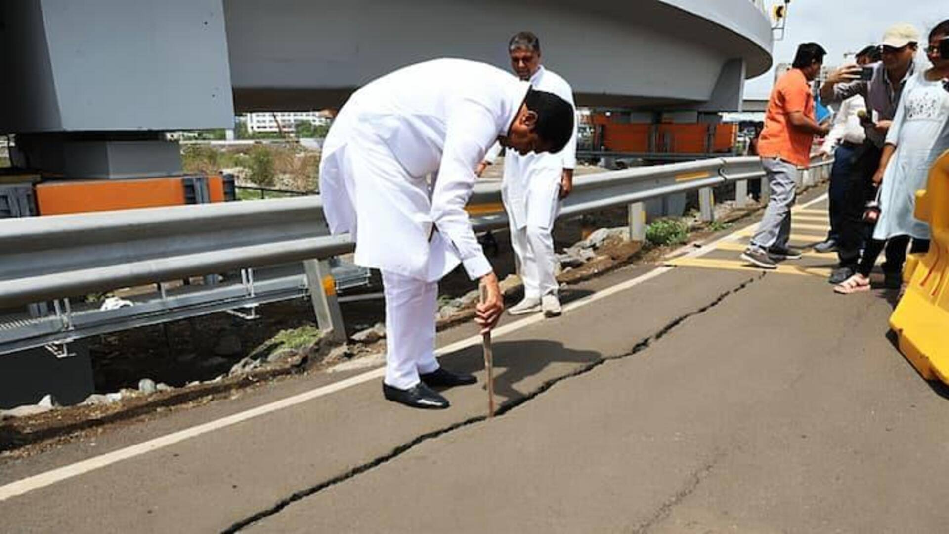 Maharastra: నవీ ముంబైని కలుపుతున్న అటల్ సేతుపై పగుళ్లు 