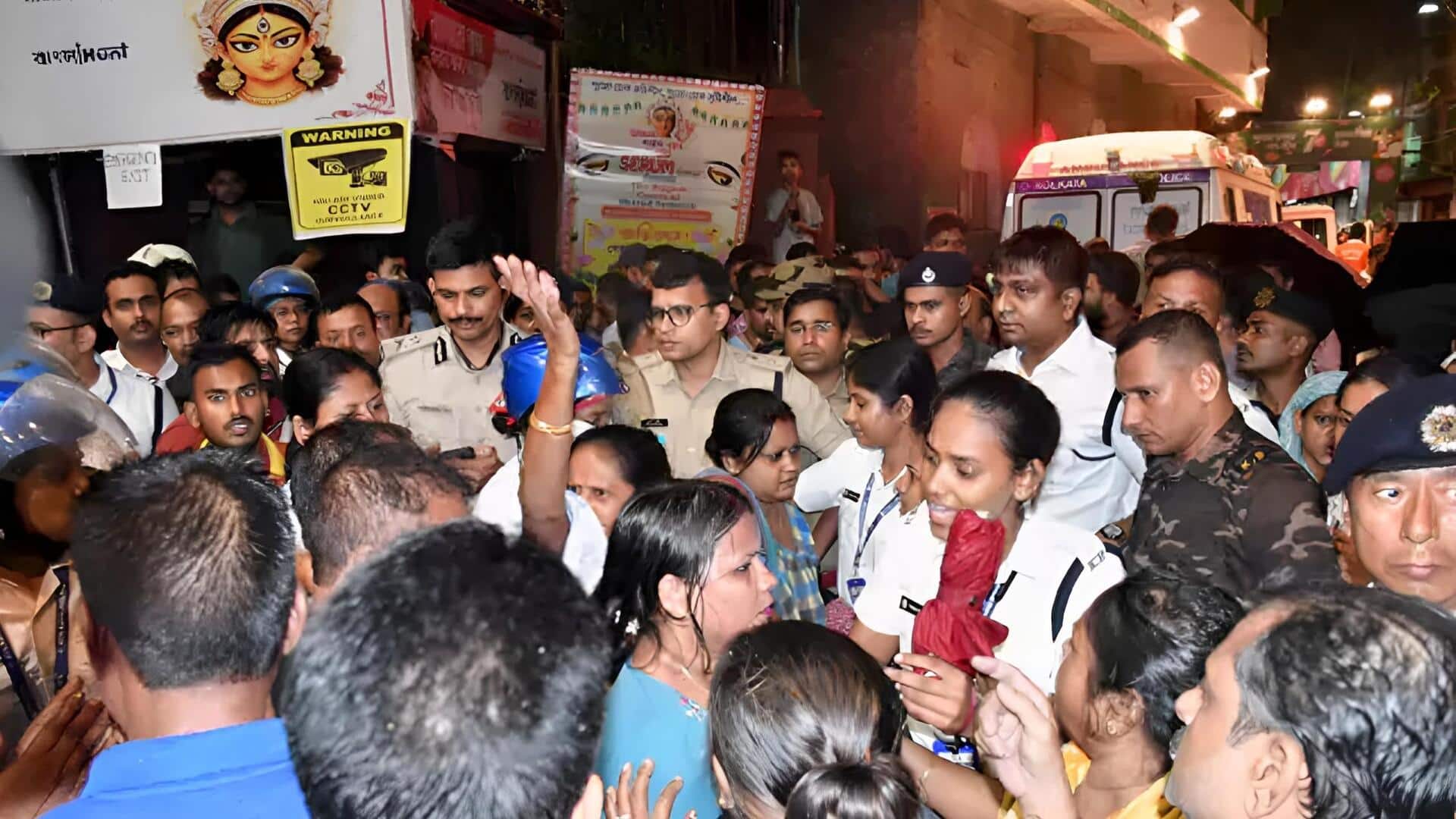 Kolkata pandal stampede: కోల్‌కతా తొక్కిసలాటలో 19 మంది మృతి.. బాధిత కుటుంబాలకు ప్రభుత్వ ఉద్యోగాలు!