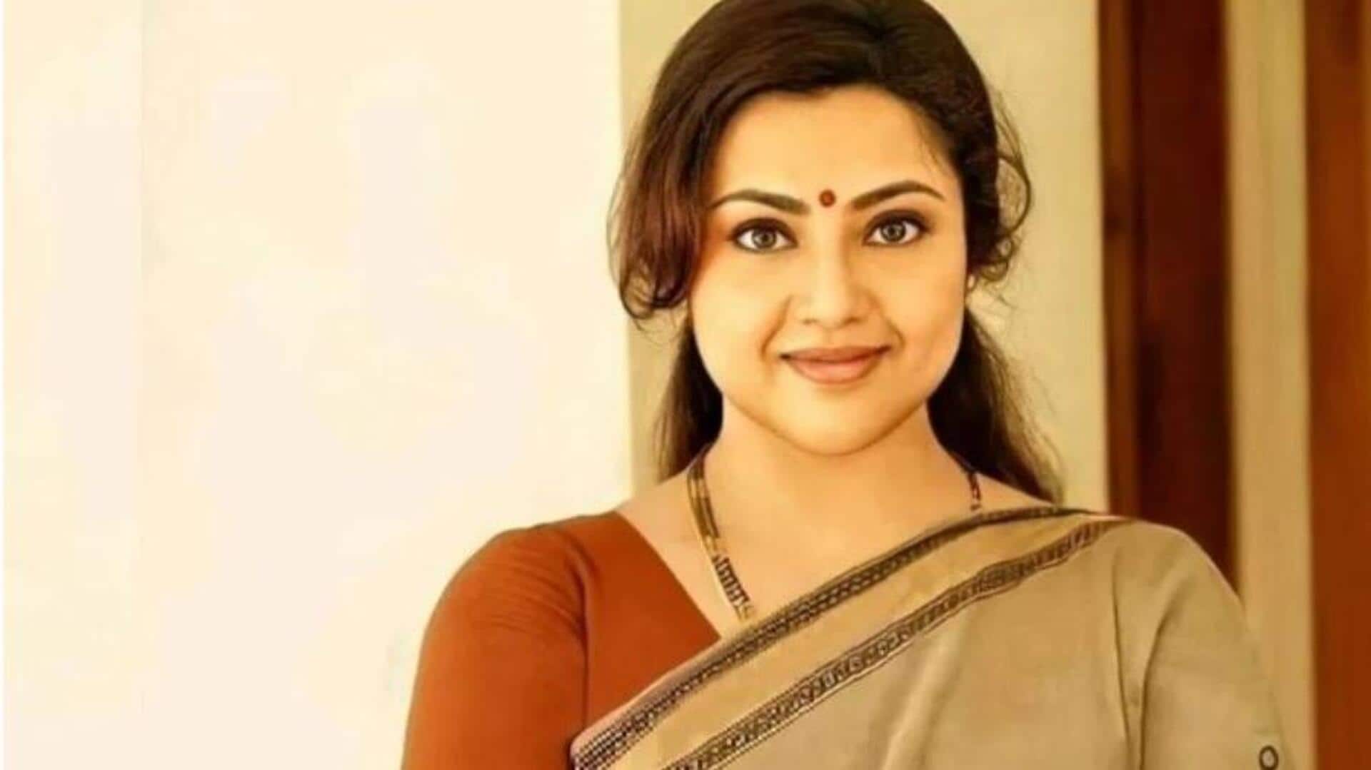 Meena : ఆ హీరో ఛాన్స్ కావాలని అడిగాడు.. అక్కడ షూటింగ్ అంటే భయమేసేది : మీనా 