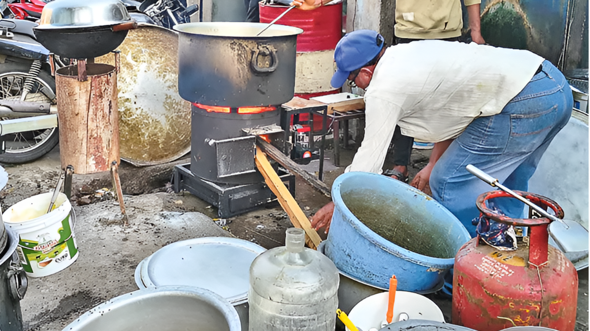 Amaravati: రాష్ట్రవ్యాప్తంగా వాణిజ్య సిలిండర్ల కోసం అల్లాడుతున్న వ్యాపారులు