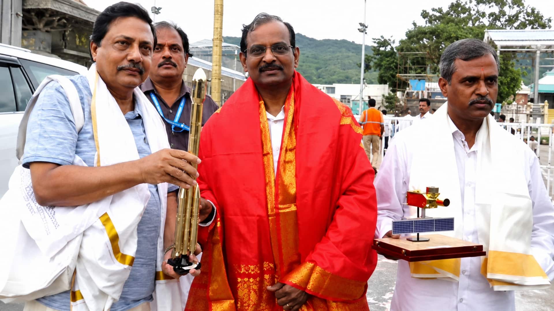 GSLV-F17,EOS-05: శ్రీవారి పాదాల చెంత జీఎస్‌ఎల్‌వీ-ఎఫ్‌17 నమూనా రాకెట్.. ప్రత్యేక పూజలు