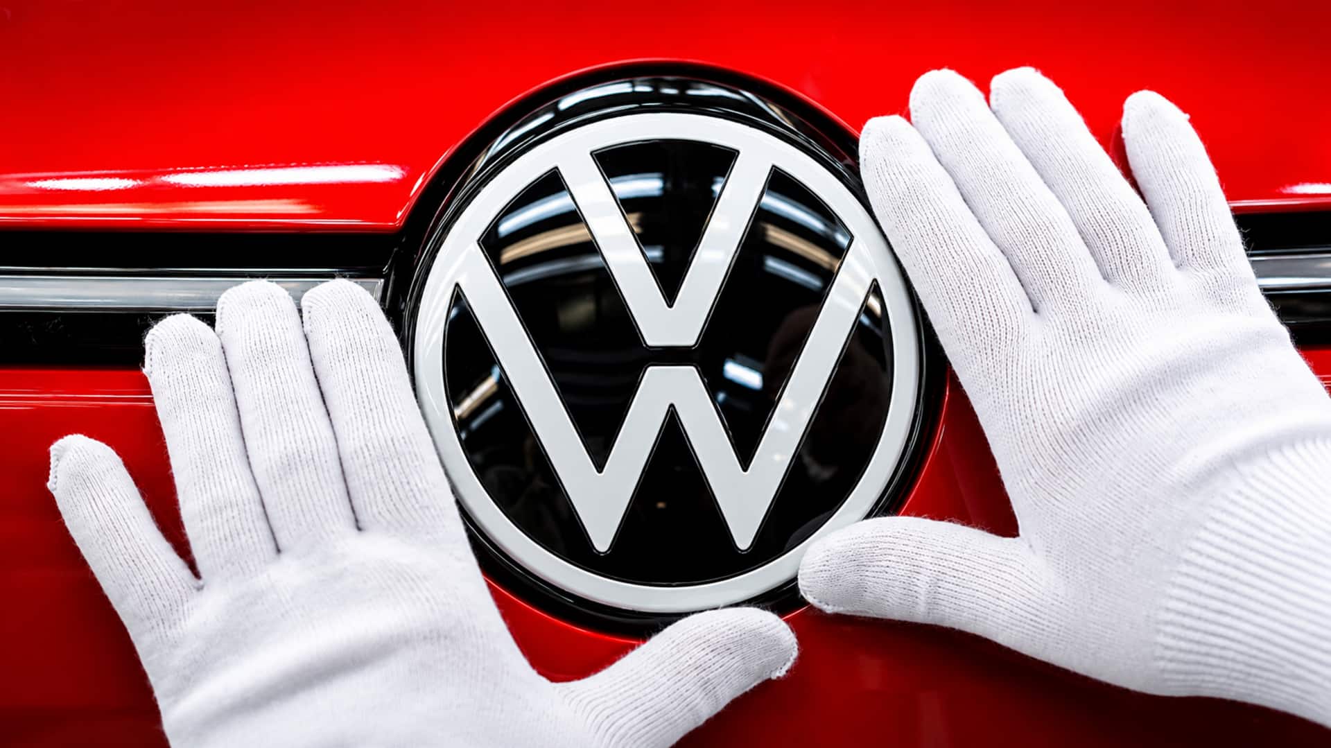Volkswagen: వోక్స్‌వ్యాగన్‌ సీఈవోకు షాక్‌.. 50 వేల ఉద్యోగాల కోతపై కార్మికుల తిరుగుబాటు