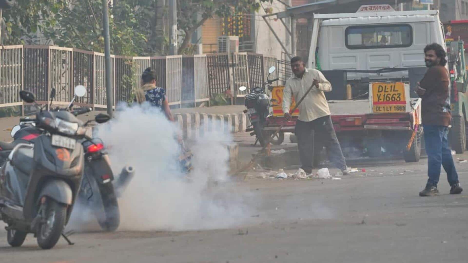 Air Pollution: ఢిల్లీని కమ్మేసిన దట్టమైన పొగ.. రోజురోజుకీ క్షీణిస్తున్న గాలి నాణ్యత  Air Pollution: ఢిల్లీని కమ్మేసిన దట్టమైన పొగ.. రోజురోజుకీ క్షీణిస్తున్న గాలి నాణ్యత